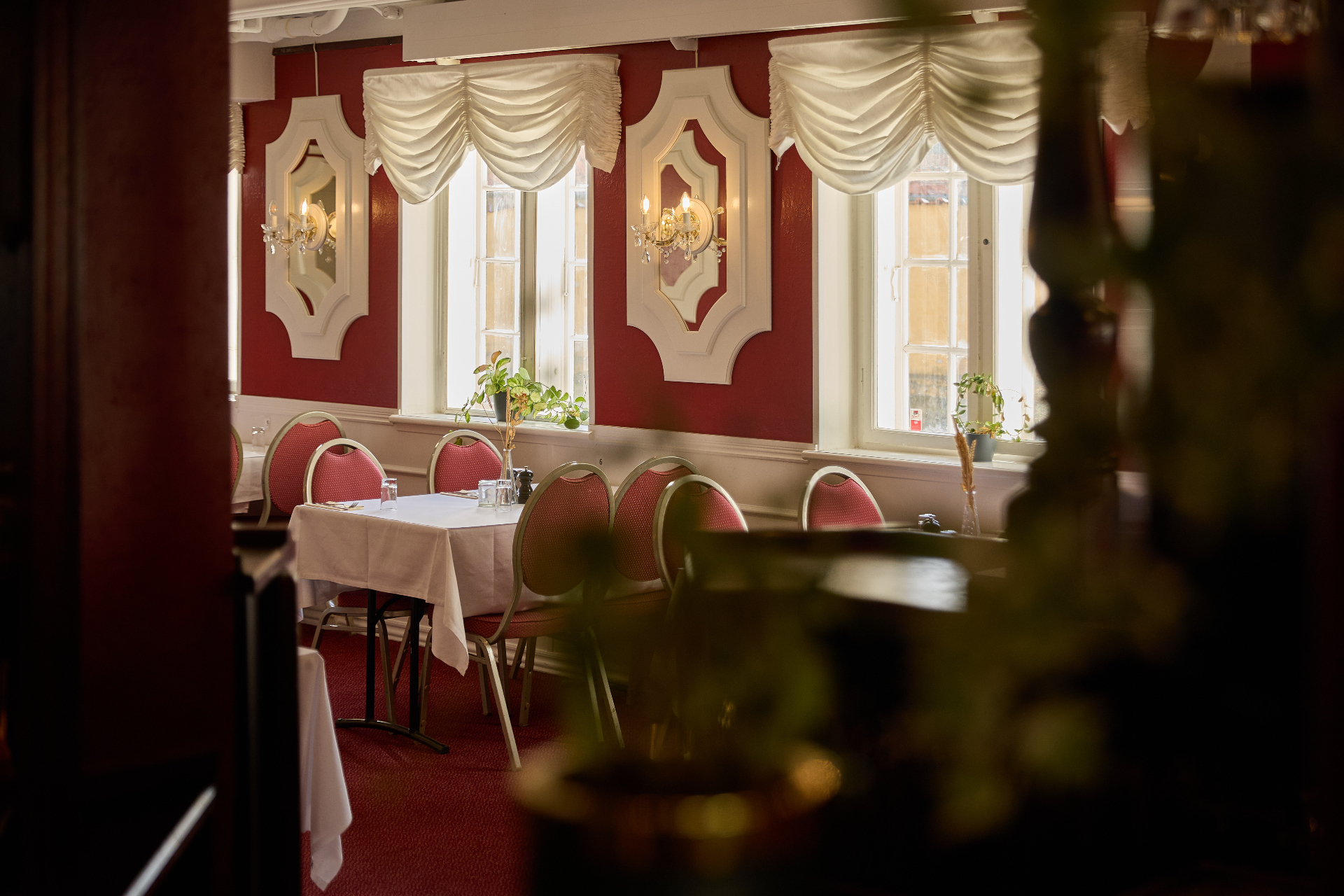 Hotel Frederiksværk restaurant med elegante røde vægge