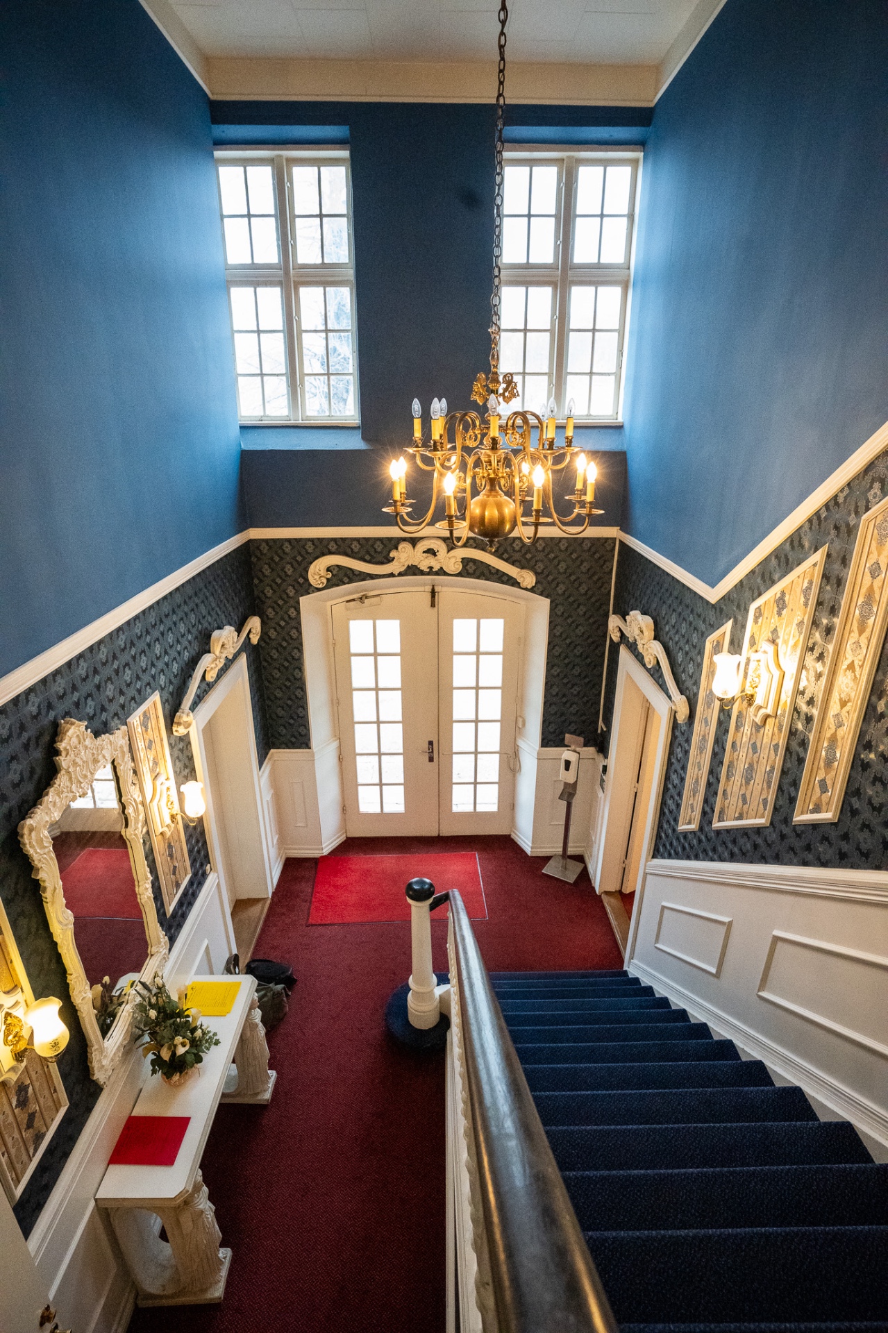 Hotel Frederiksværk historisk trappehal med lysekrone